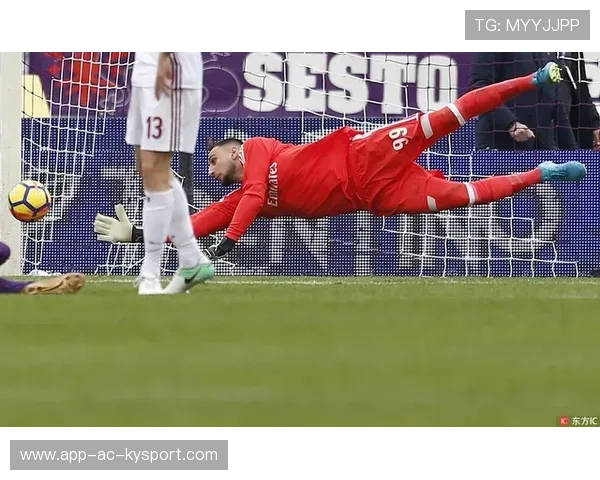 朱辰杰禁区内抢在马莱莱身前解围，化解反击险情